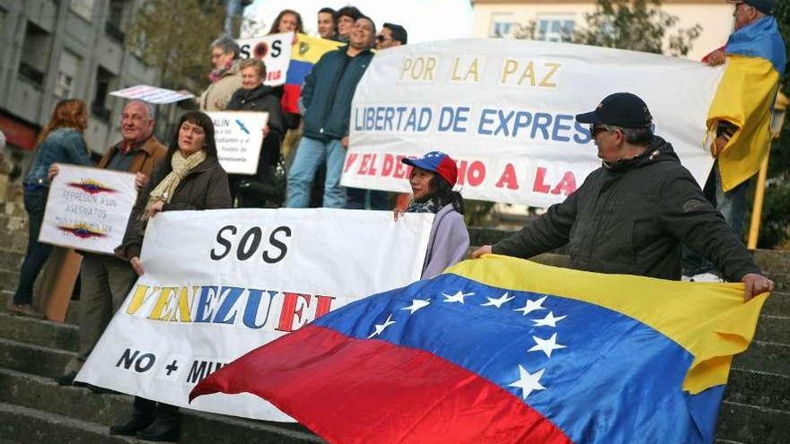 Los participantes en la concentración portan pancartas y una bandera de Venezuela.  // Bernabé/Luismy