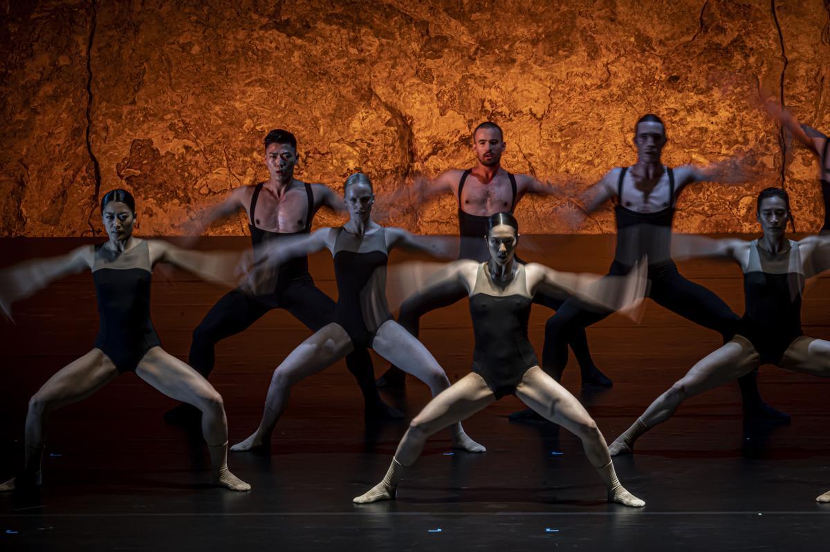 Bailarines de NDT en un momento de ’Bedroom Folk’, de Sharon Eyal y Gai Behar, en el Teatre Grec.