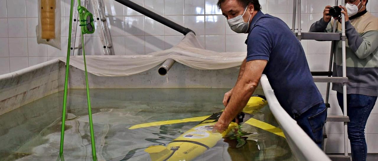 Jorge Cabrera sumerge un &#039;glider&#039; en una piscina durante unas pruebas