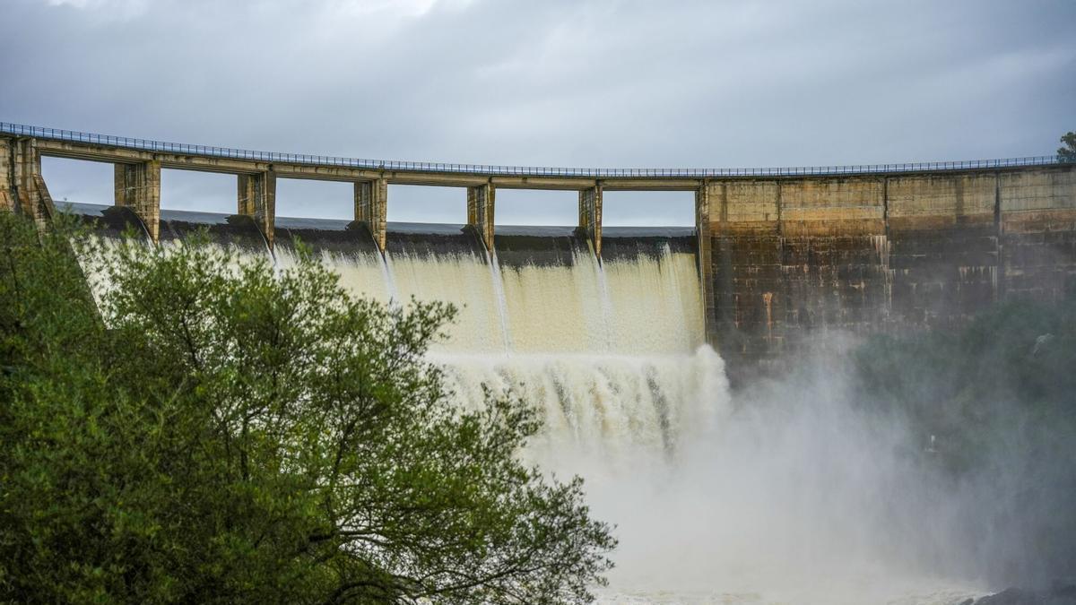 Embalse del Gergal desembalsando agua
