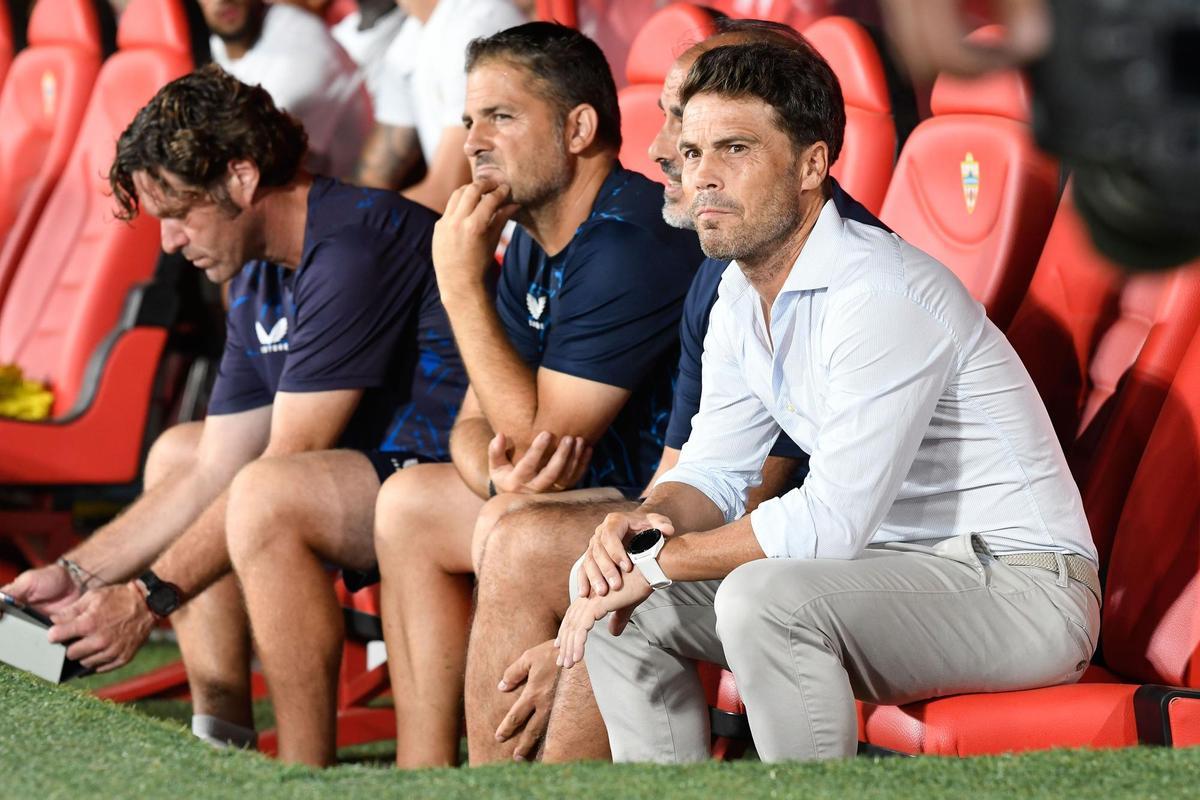 ALMERÍA, 14/08/2022.- El entrenador de la UD Almería Joan Francesc Ferrer Rubi (d) durante el partido de la primera jornada de LaLiga que UD Almería y Real Madrid disputan hoy domingo en el Power Horse Stadium de Almería. EFE/Carlos Barba