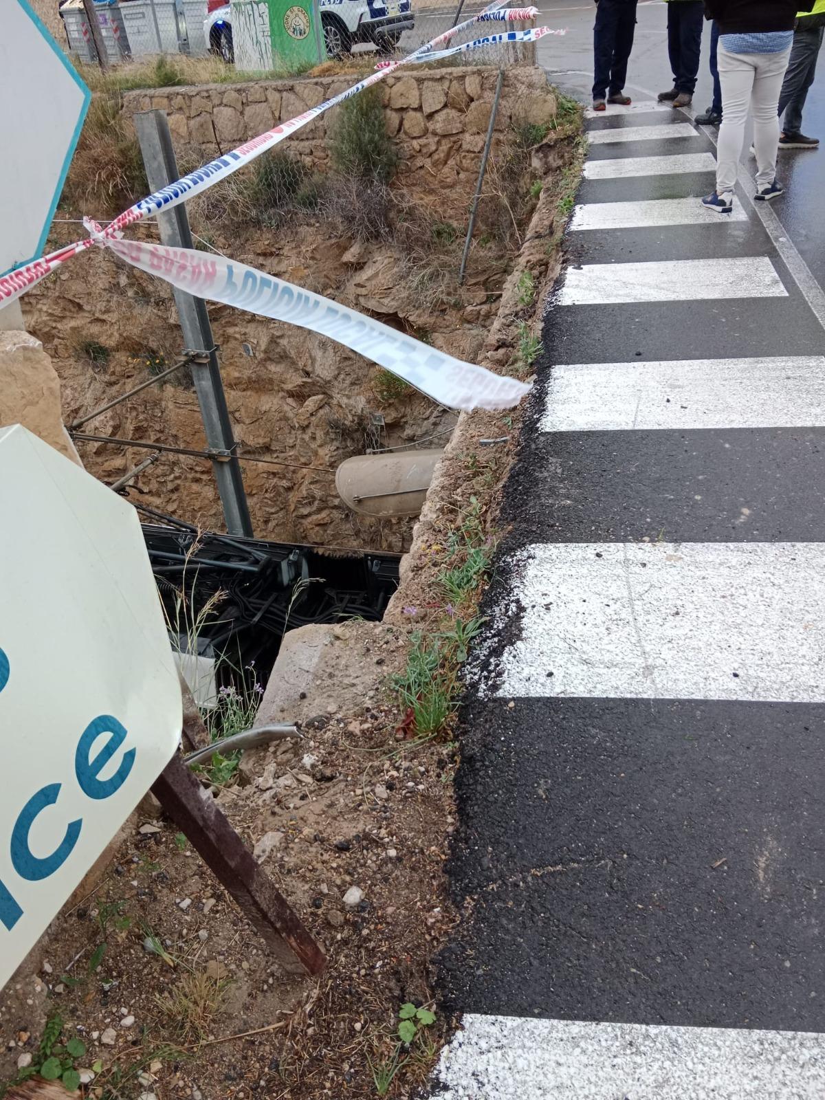 Aparatoso accidente en La Vila Joiosa: Cortada la Línea 1 del TRAM entre Cala Piteres y La Creueta tras caer un coche sobre la vía