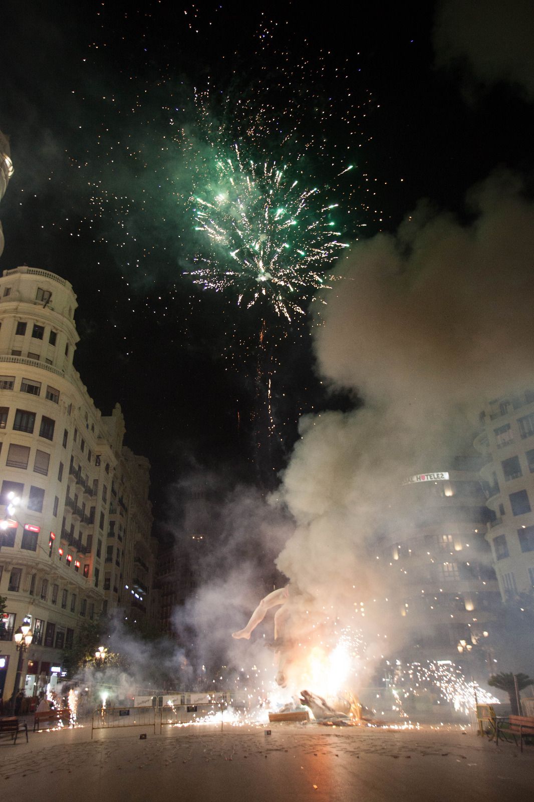 Así arden las otras fallas que se han plantado en la plaza del Ayuntamiento