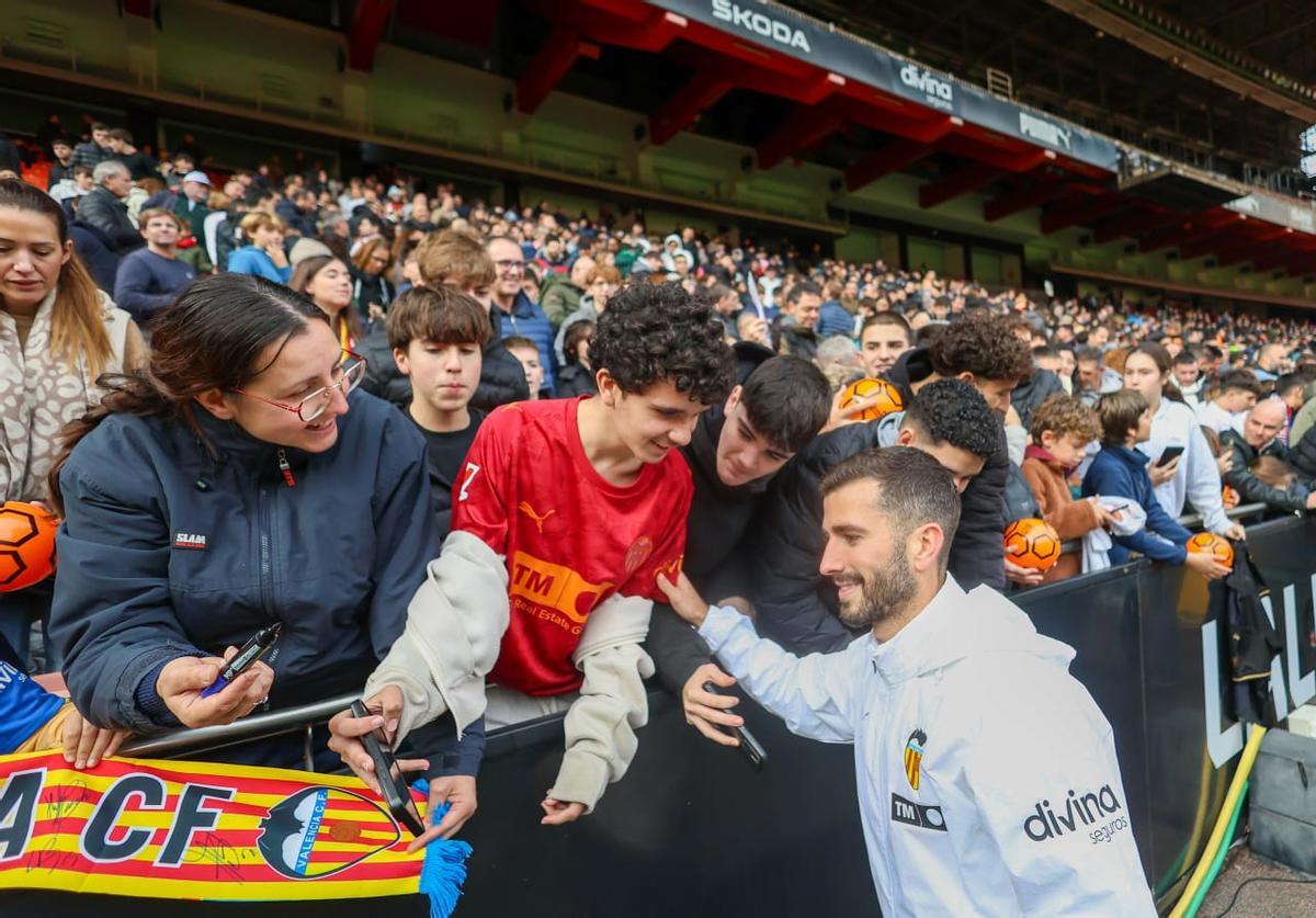 Búscate en las gradas de Mestalla durante el entrenamiento del Valencia CF
