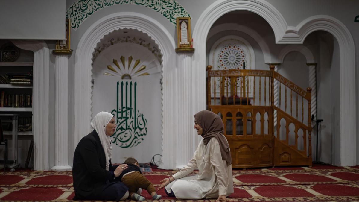 Esther Aranda y Chayma Bouchafra, en la mezquita de Centro Cultural Islámico de València