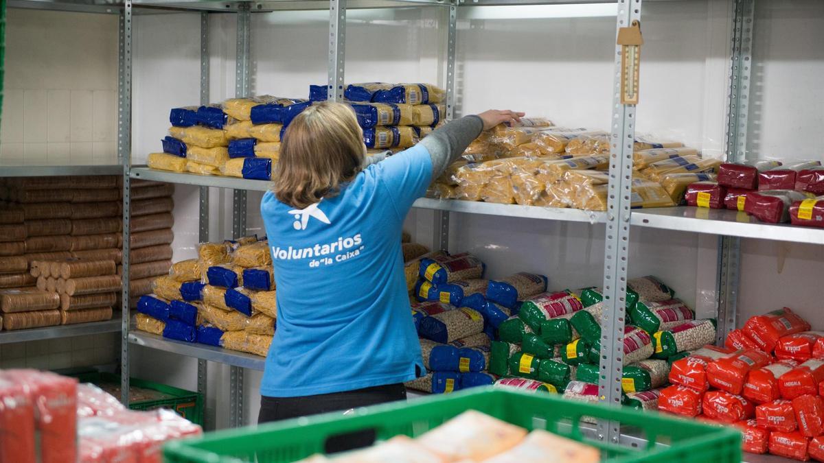 Una voluntaria trabaja en el Banco de Alimentos.