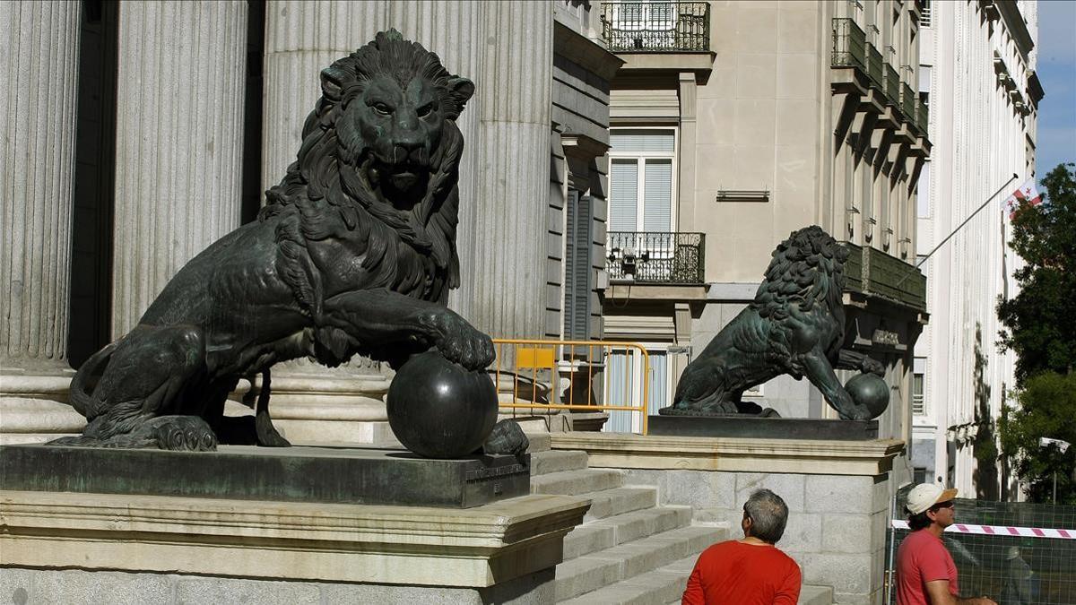 MADRID 15 06 2010 POLITICA  los leones del congreso de los diputados tras ser restaurados imagen Agustin Catalan