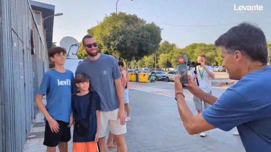 Así han recibido a los jugadores del Valencia Basket en la Fonteta