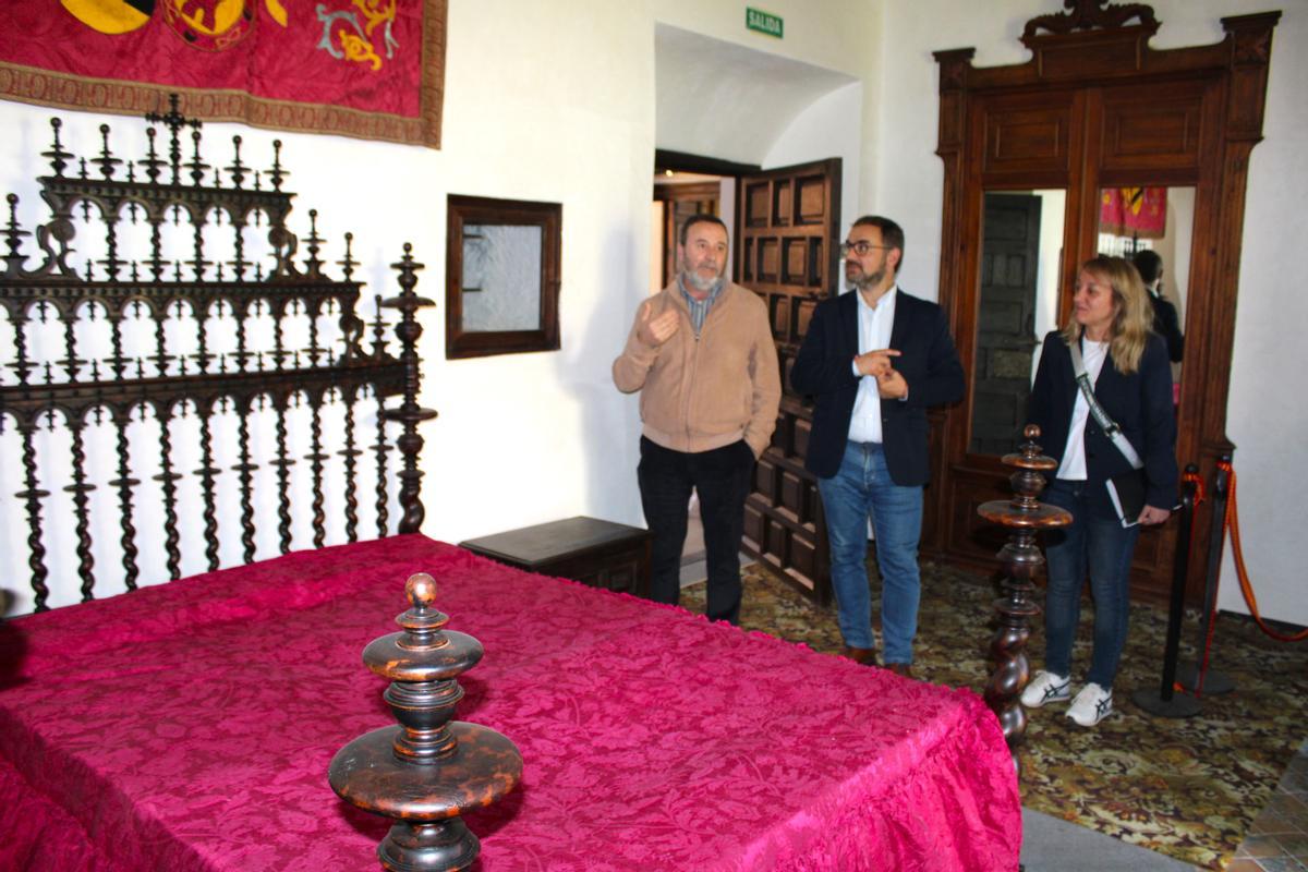 Dormitorio principal del que destaca la cama de palillos de estilo portugués del siglo XVIII.