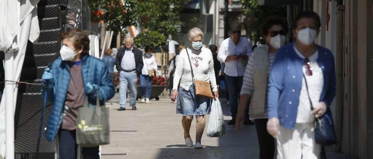 Compradores, ayer, por el centro de Avilés.