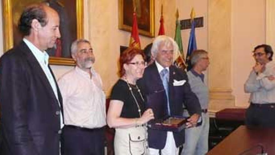 La alcaldesa de Cáceres entrega una placa al Cacereño por su ascenso a Segunda B