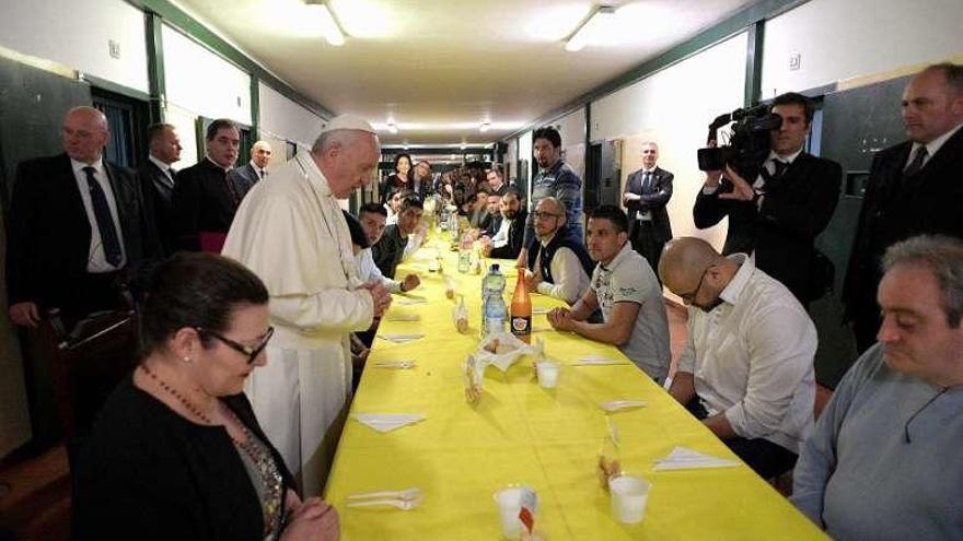 El Papa, durante su almuerzo en la cárcel de San Vittore. // Reuters