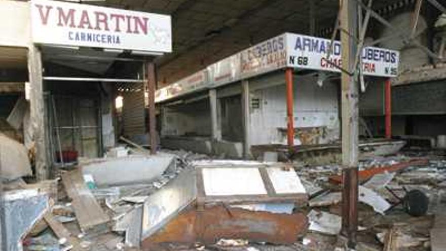 Vandalismo. Los puestos del mercado fueron desmantelados el pasado jueves.