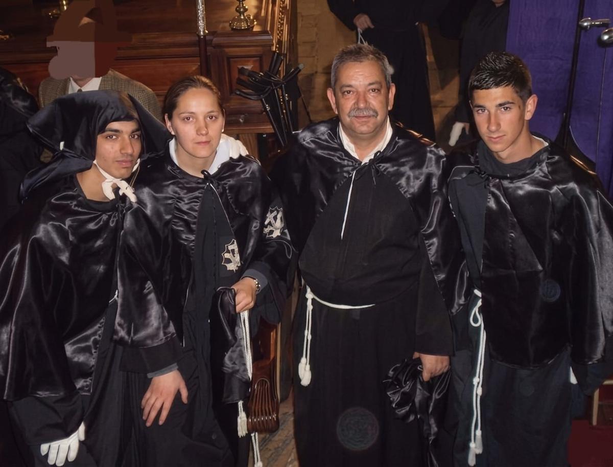 Noemí Saball, con sus hermanos y su padre, todos costaleros en Plasencia.