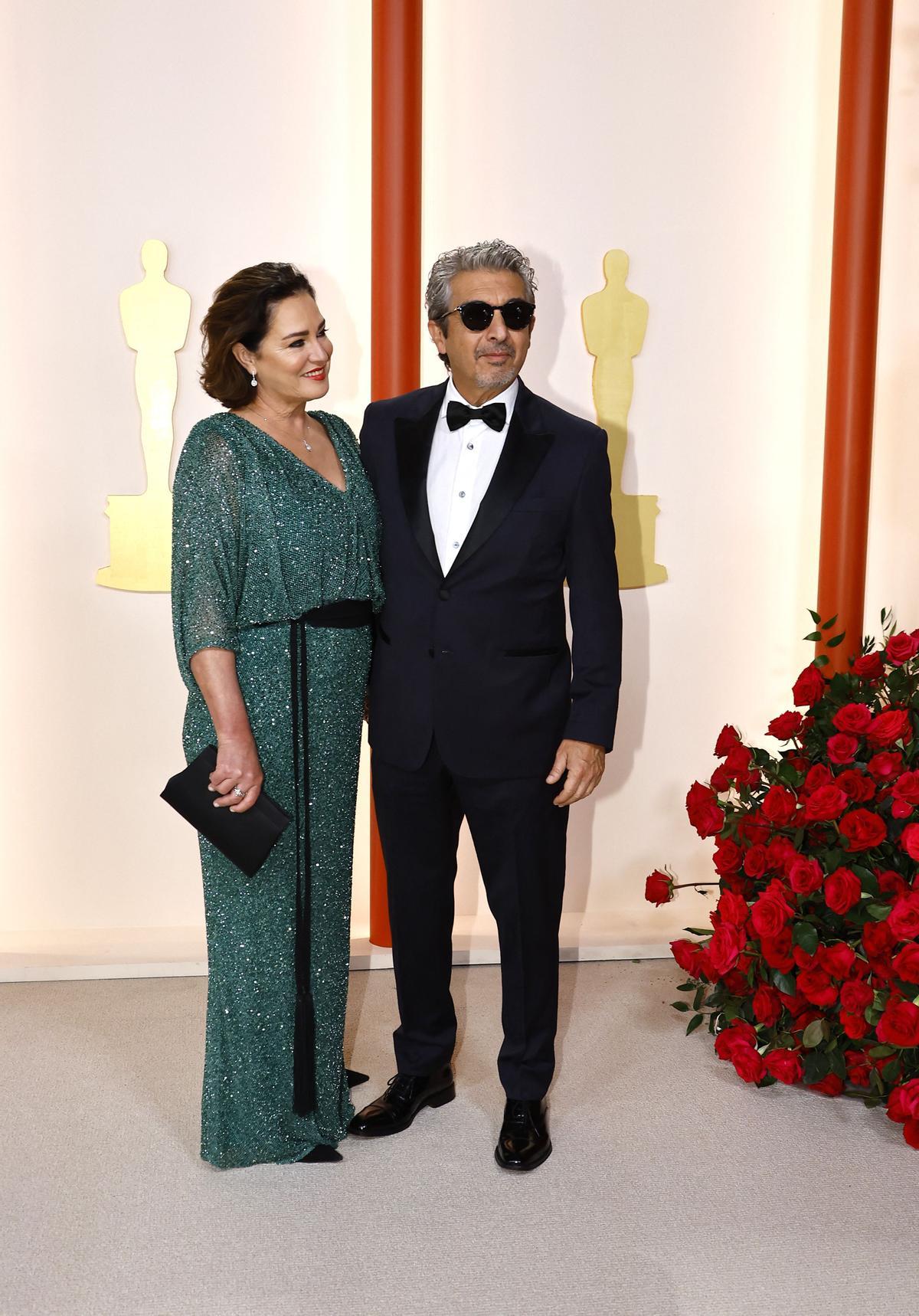 El actor Ricardo Darín y su mujer Florencia Bas posando en la alfombra color champán a su llegada a la 95 edición de la gala de los Oscars 2023  