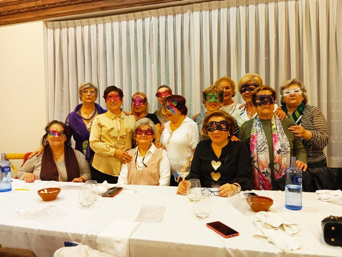 Socias de la Asociación Vecinal El Fumeru disfrutando de el Jueves de Comadres