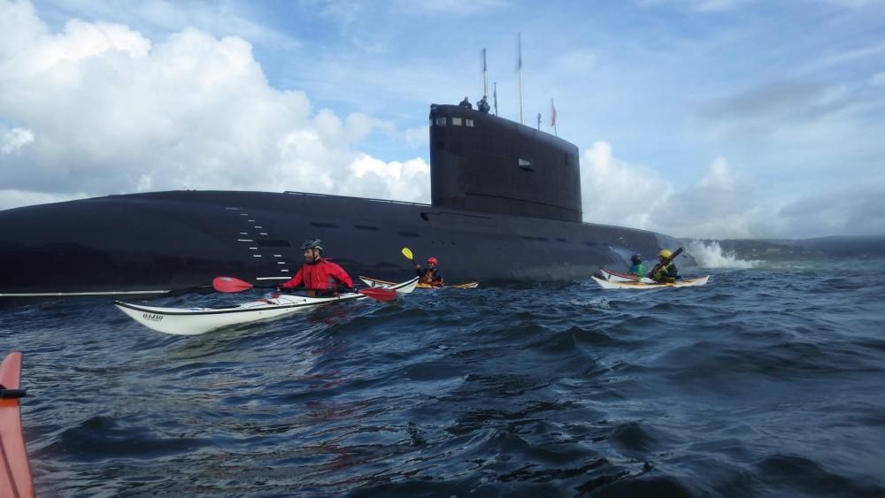 Un submarino de la Armada argelina solicitó fondear en la ría de Ares por el mal estado del mar. El colectivo de regatistas se acercó a saludar y tomarse fotografías con miembros de la tripulación.