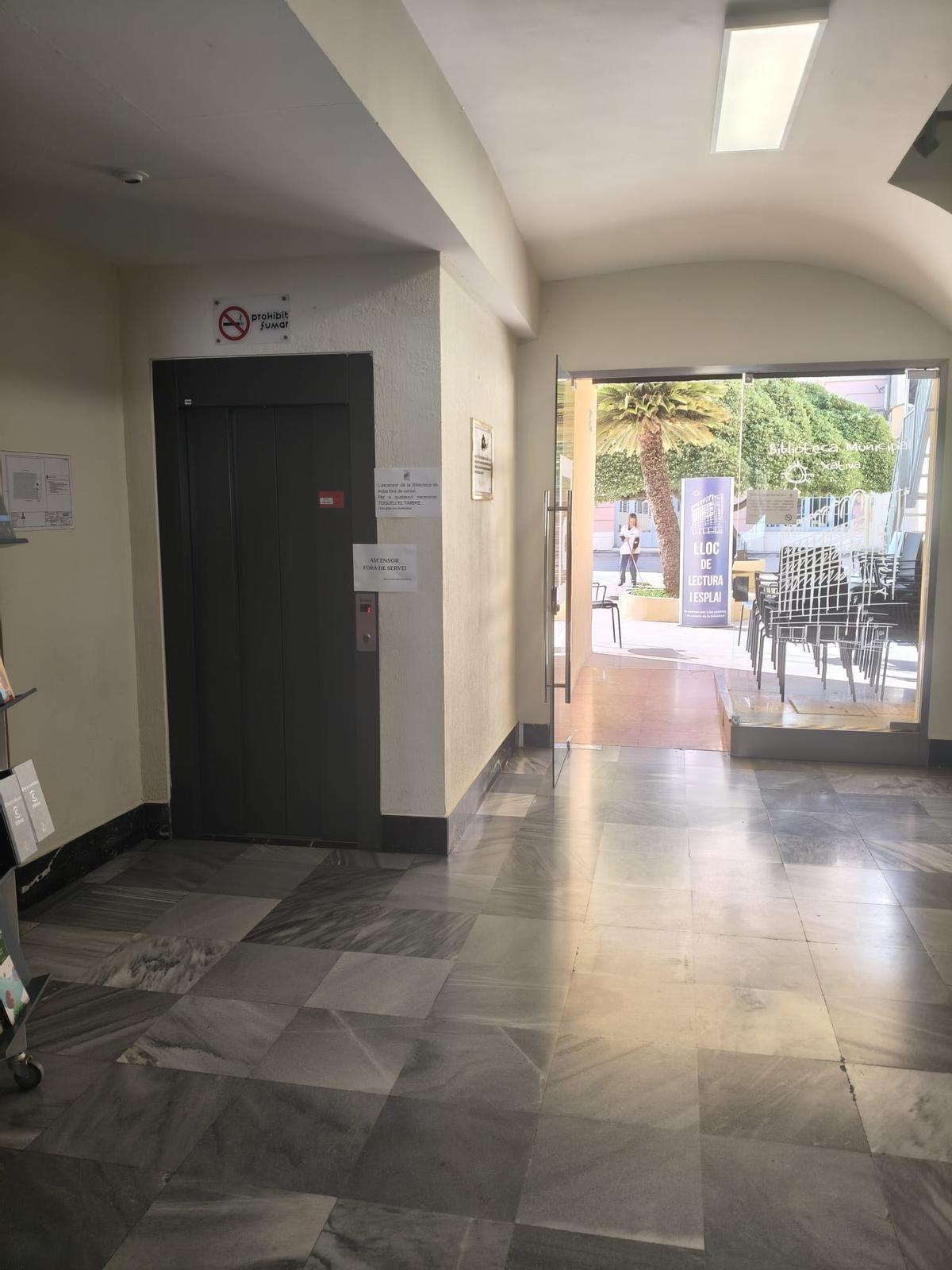 El ascensor de la biblioteca de Xàtiva, fuera de servicio desde hace semanas.
