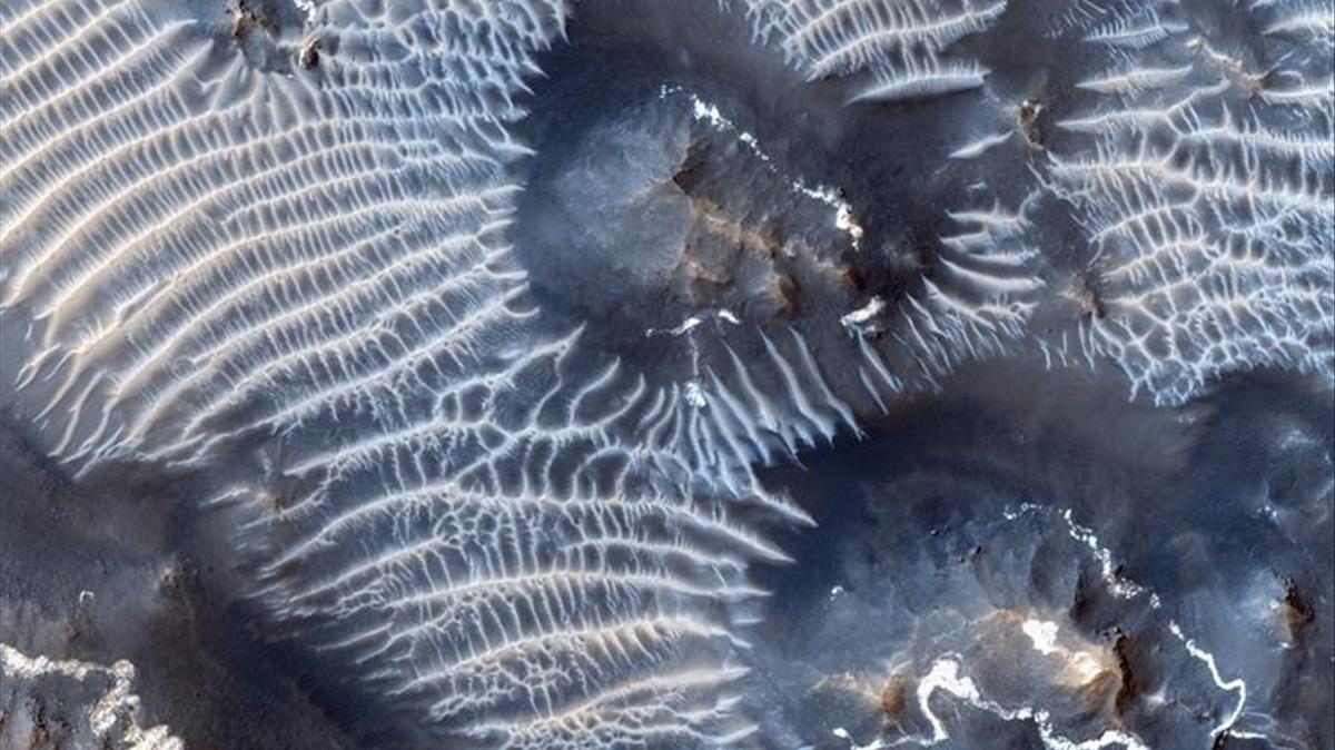 Una vista de la región de Noctis Labyrinthus de Marte, encaramada en lo alto de la elevación de Tharsis, en los tramos superiores del sistema de cañones de Valles Marineris. 