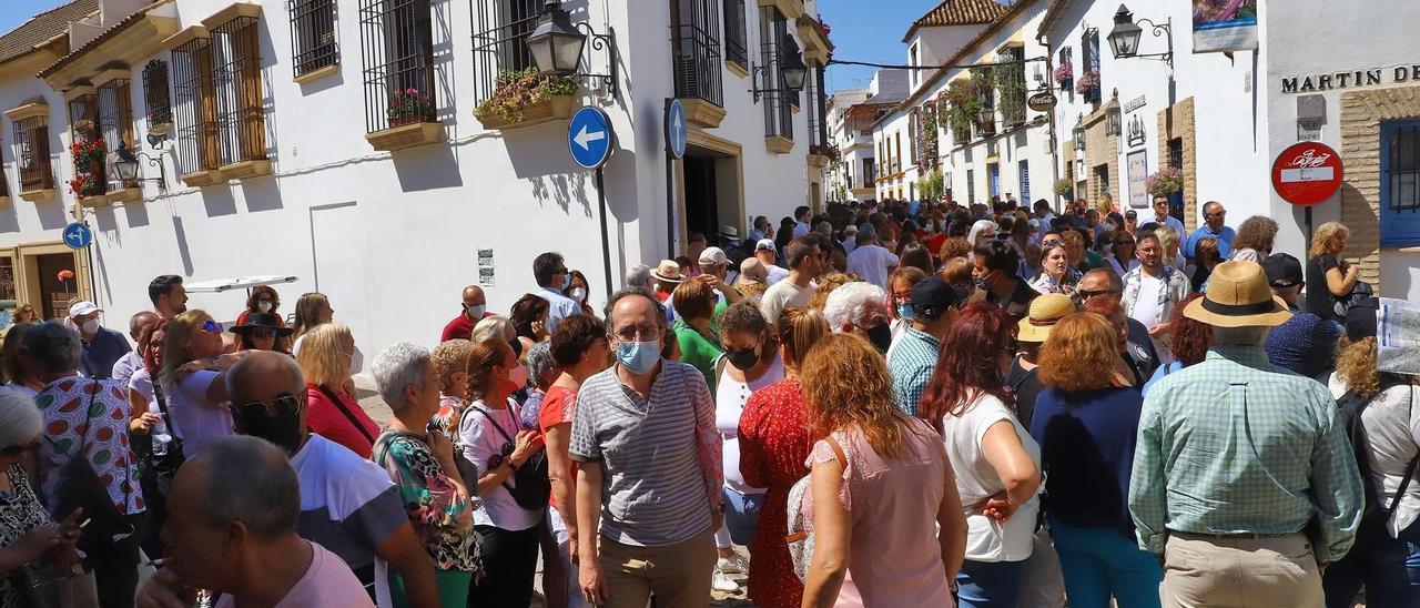 Colas en el Alcázar Viejo el primer sábado de patios en este año 2022.