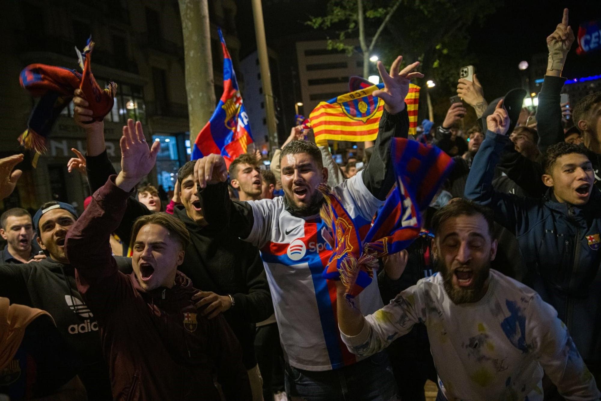 GALERIA | Els aficionats del Barça tornen a Canaletes per celebrar la Lliga