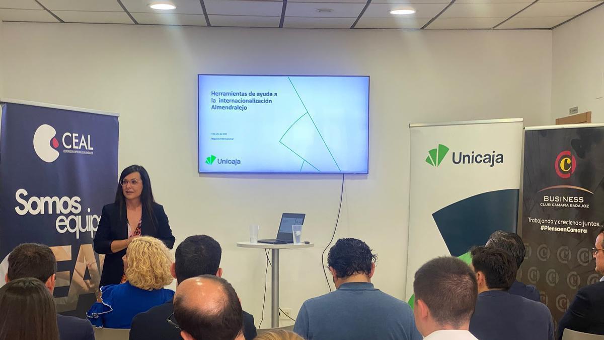 Jornada informativa sobre cómo operar en mercados internacionales celebrada en Almendralejo.