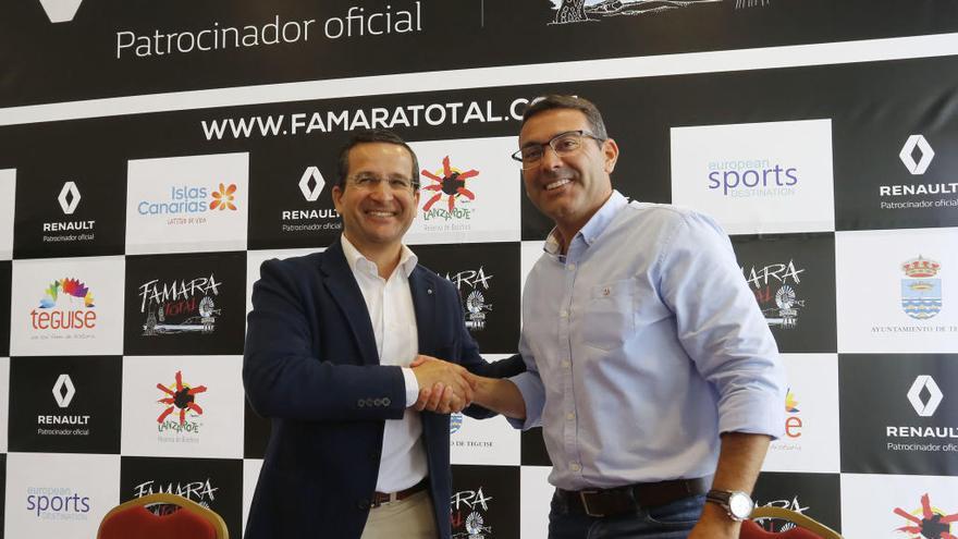 Óscar Luzardo (izquierda) y Oswaldo Betancort, ayer, tras la firma del acuerdo de patrocinio en Arrecife.