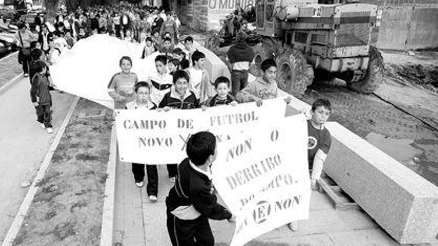 Una sonora pitada contra la eliminación del campo de fútbol reúne a 300 vecinos