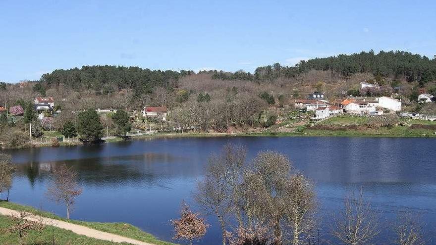 Embalse de Cachamuíña, en Pereiro de Aguiar. // Iñaki Osorio