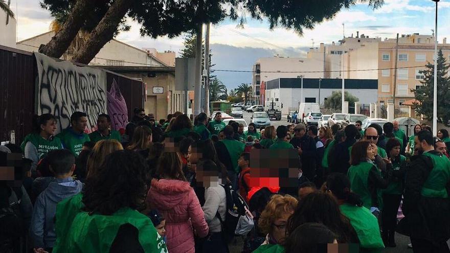 Una protesta de familias del colegio La Paz, en imagen de archivo.