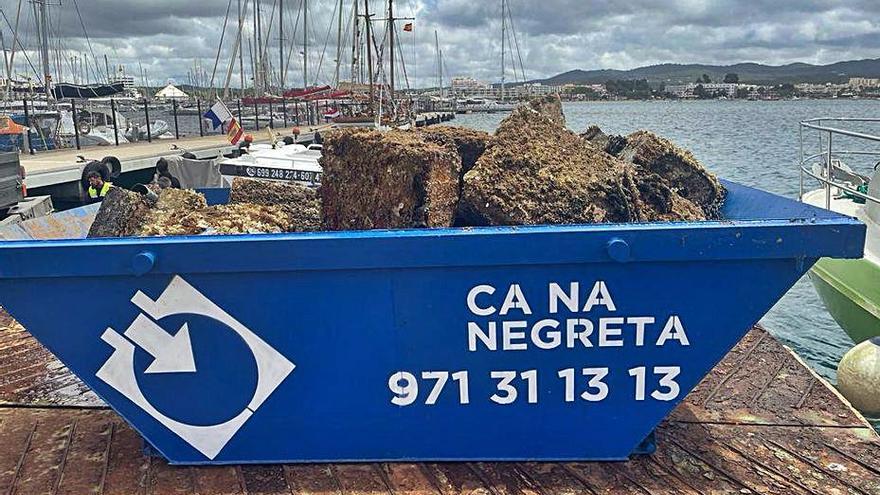 80 toneladas de fondeos ilegales retirados de la bahía de Portmany en Ibiza