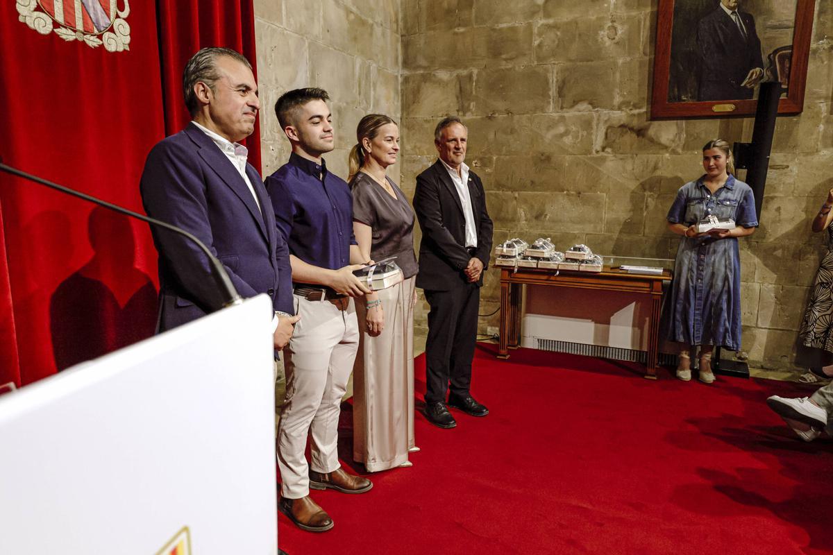 FOTOS | Prohens y Vera blindan la «cultura del esfuerzo» frente a una LOMLOE «fallida» al premiar a los mejores alumnos de la PBAU 2026