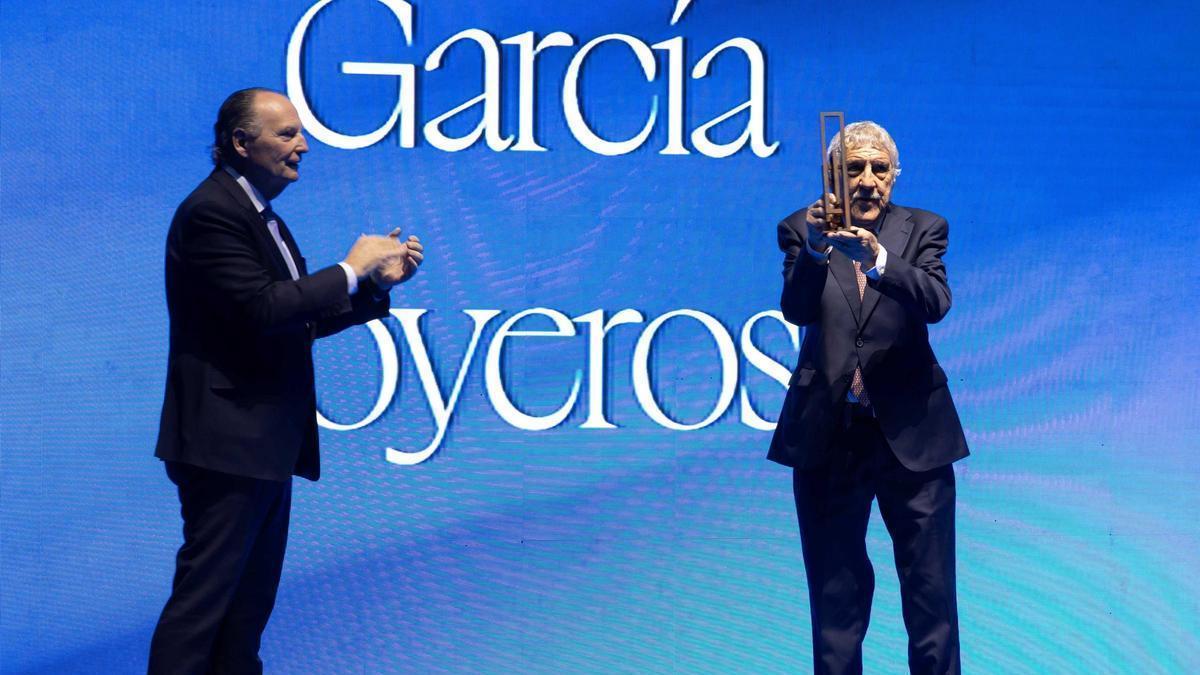 José Vicente Morata, presidente del Consejo de Cámaras de la Comunidad, aplaudiendo a Manuel García, propietario de García Joyeros.