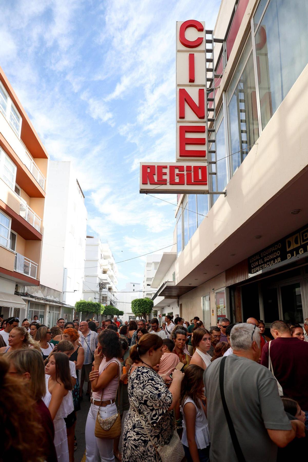 Una multitud amontonada a las puertas del Cine Regio, antes de la sesión