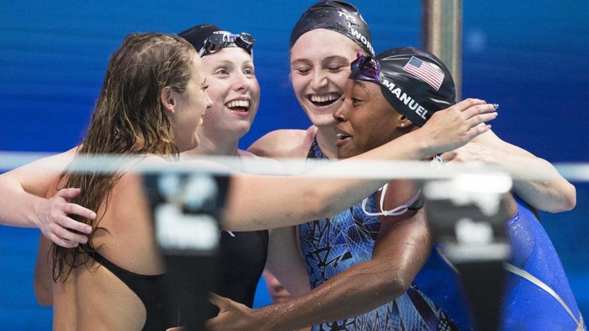 Las nadadoras estadounidenses celebran su récord mundial