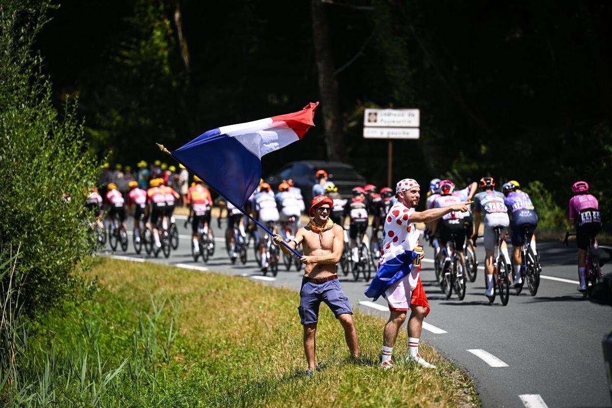 Algunos aficionados que asistieron a ver la octava etapa del Tour de Francia 2026.