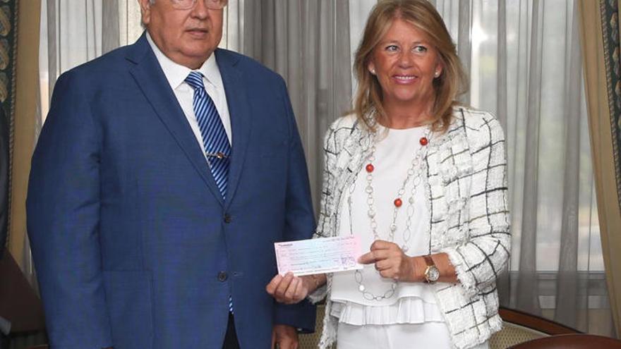 Godino entrega un cheque de 12 millones a la alcaldesa de Marbella.