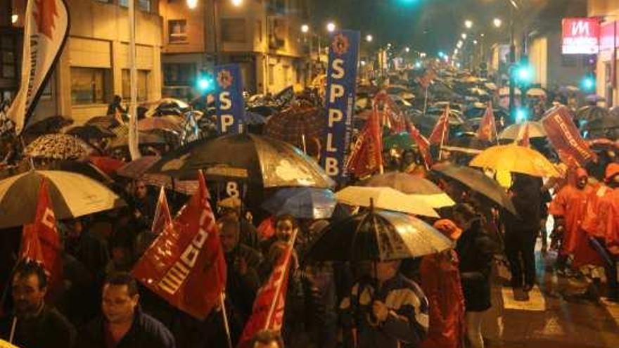 Unas 3.000 personas se manifestaron en Alcoy con lluvia y todo.