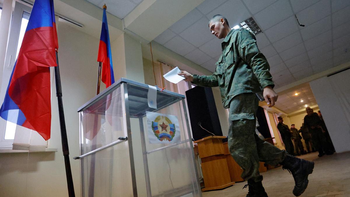 Un soldado de la autoproclamada República Popular de Luhansk vota durante el referéndum celebrado en Luhansk, Ucrania