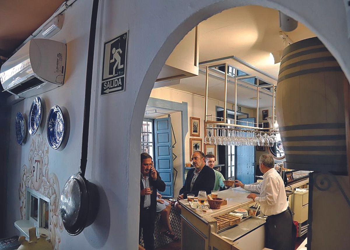 Imagen del interior de la taberna Casa Pepe de la Judería.