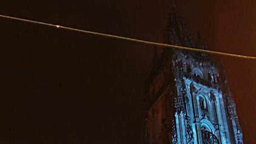 La Catedral de Oviedo, iluminada con los colores del Xacobeo durante el acto que tuvo lugar el pasado jueves. | |  MIKI LÓPEZ