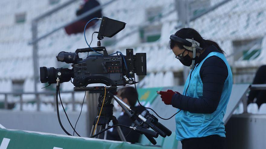 Un cámara de TV en El Arcángel, durante la retransmisión de un encuentro del Córdoba CF.