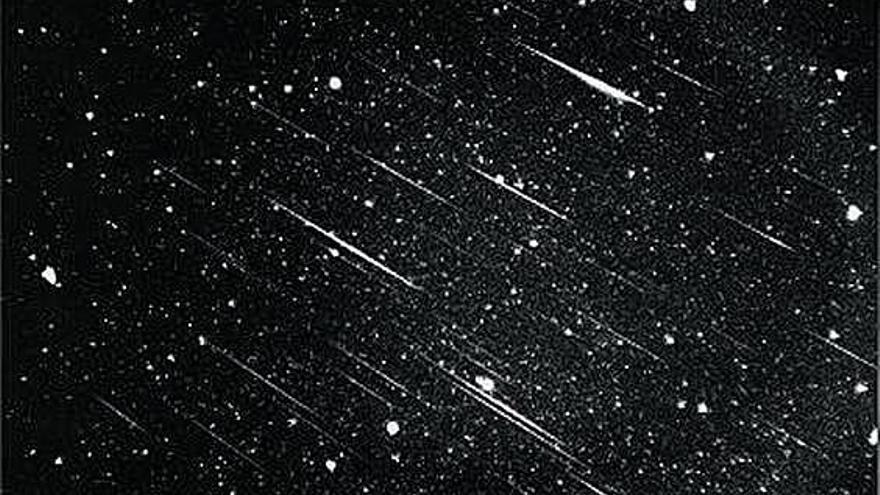 Una imagen del cielo tomada durante una lluvia de Perseidas.