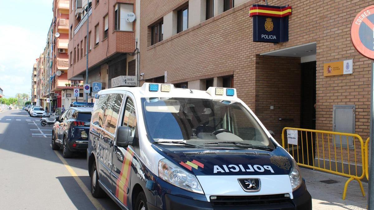 Vehicles policials a la porta de la comissaria Alzira-Algemesí