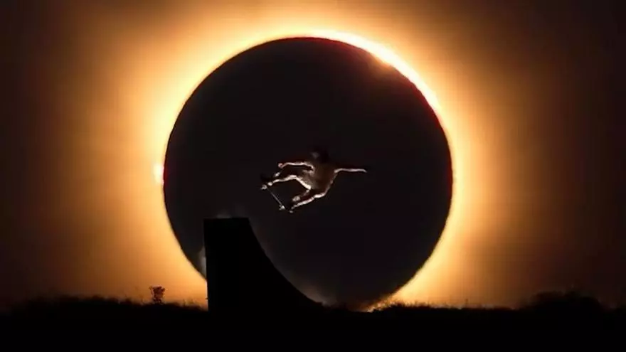 Un skater profesional hace un truco con el eclipse de Sol de fondo
