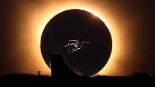 El skater Danny León convierte el eclipse en el escenario de uno de sus trucos más espectaculares