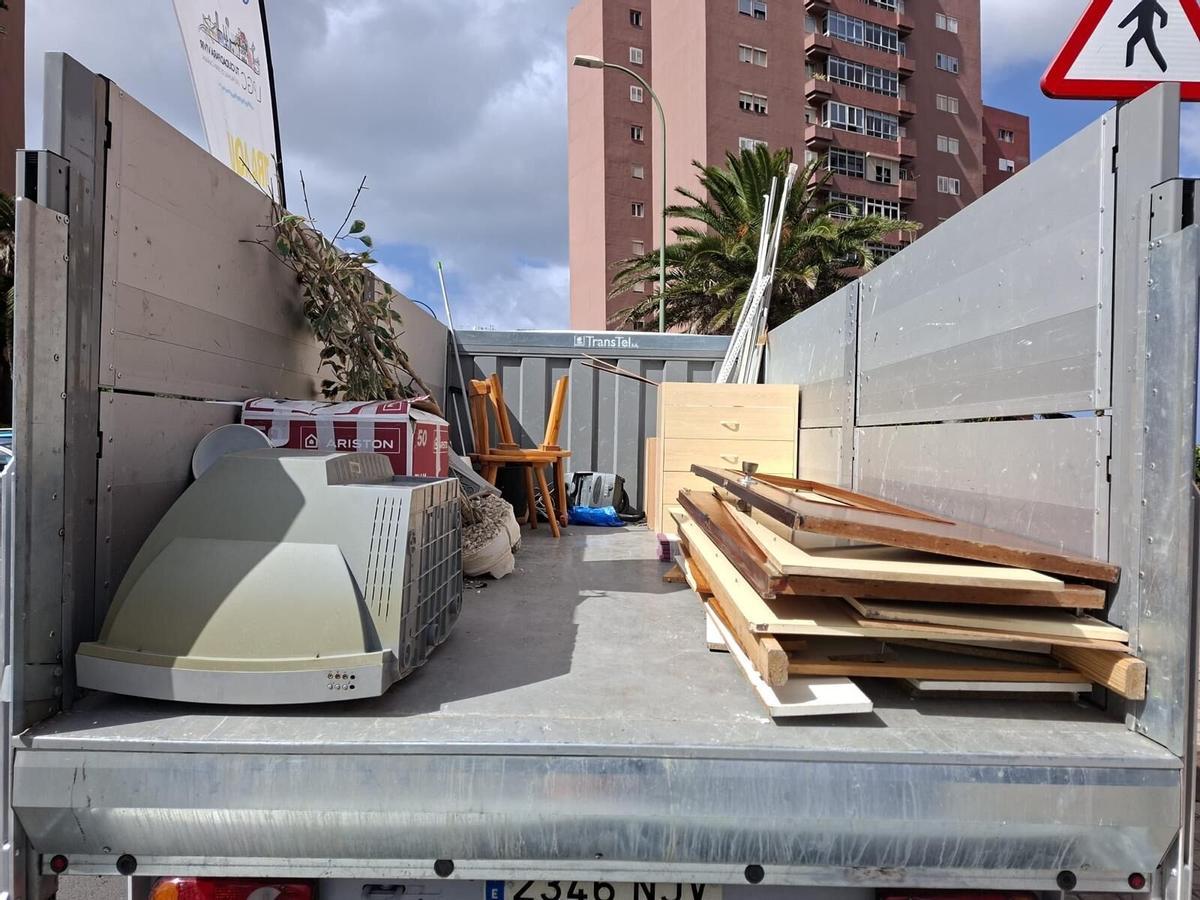 Enseres recogidos en uno de los puntos de acopio transitorio en el mes marzo.