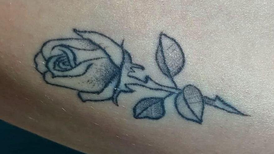 Tatuatge d&#039;una rosa al tríceps