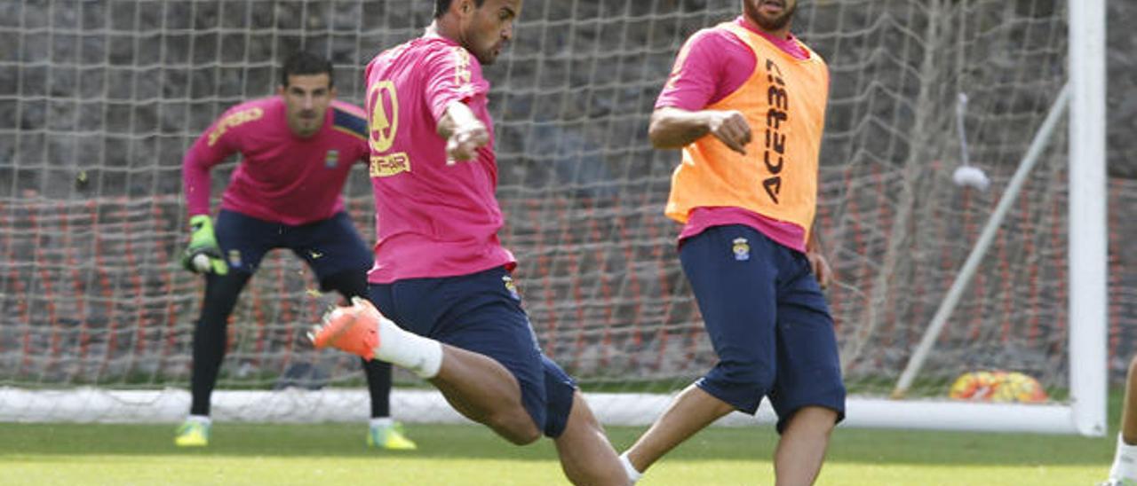 Willian José chuta con la oposición de Aythami y la mirada de Javi Varas.