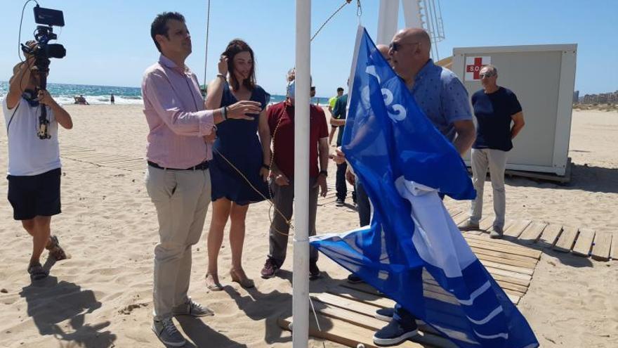 Las cinco banderas azules ya izan en el litoral de Elche